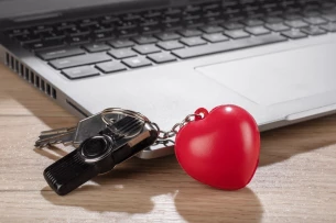 Antistresni obesek za ključe LOVE - Rdeča