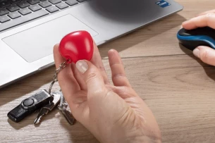 Antistresni obesek za ključe LOVE - Rdeča