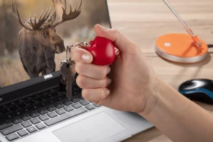 Antistresni obesek za ključe LOVE - Rdeča